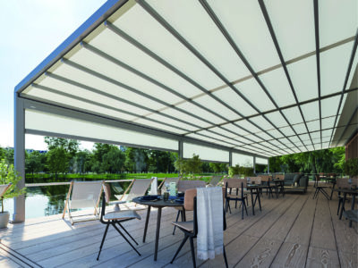Pergola mit Vertikalmarkise