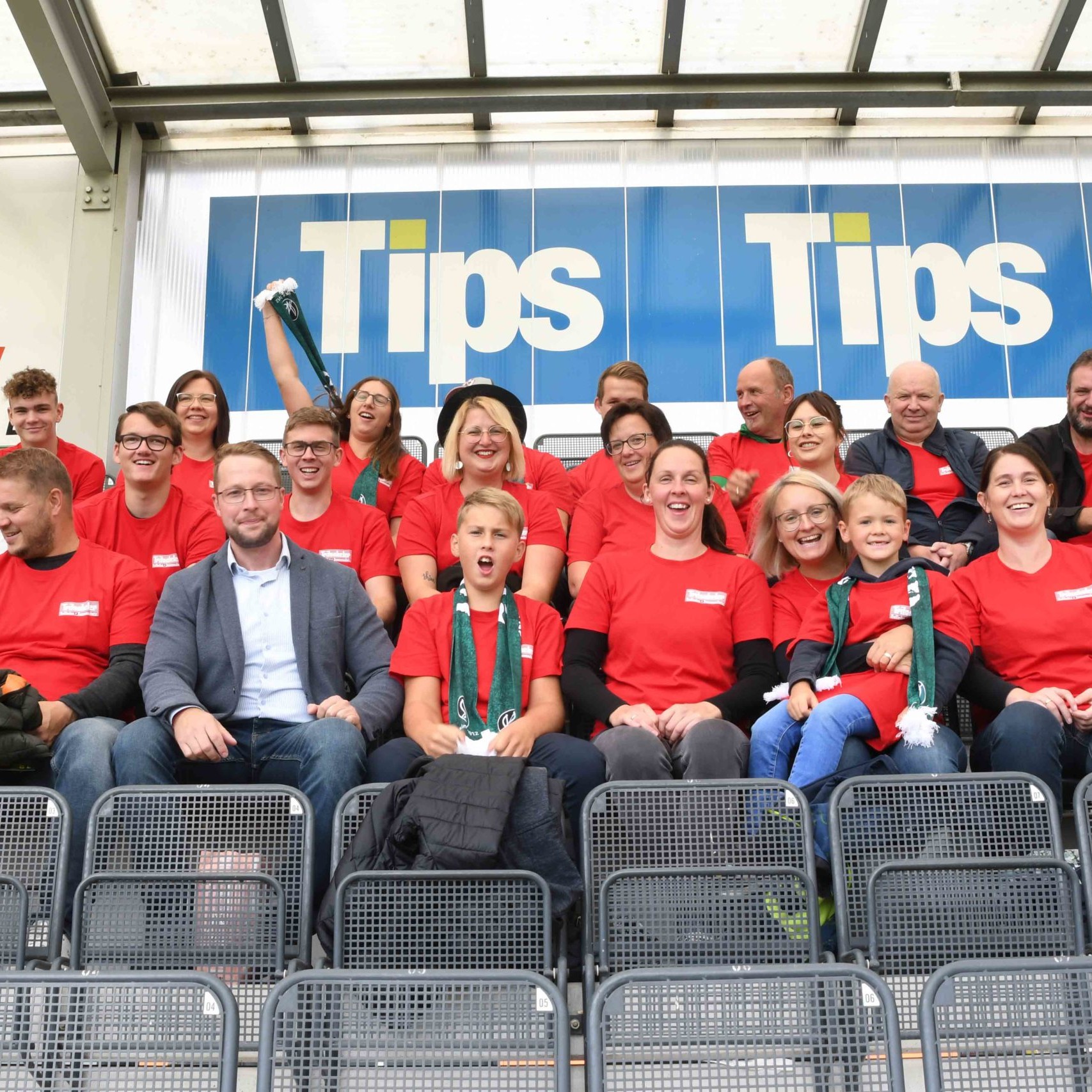 MitarbeiterInnen mit Kinder beim Fußballspiel