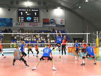 Volleyball Spiel in der neuen Halle