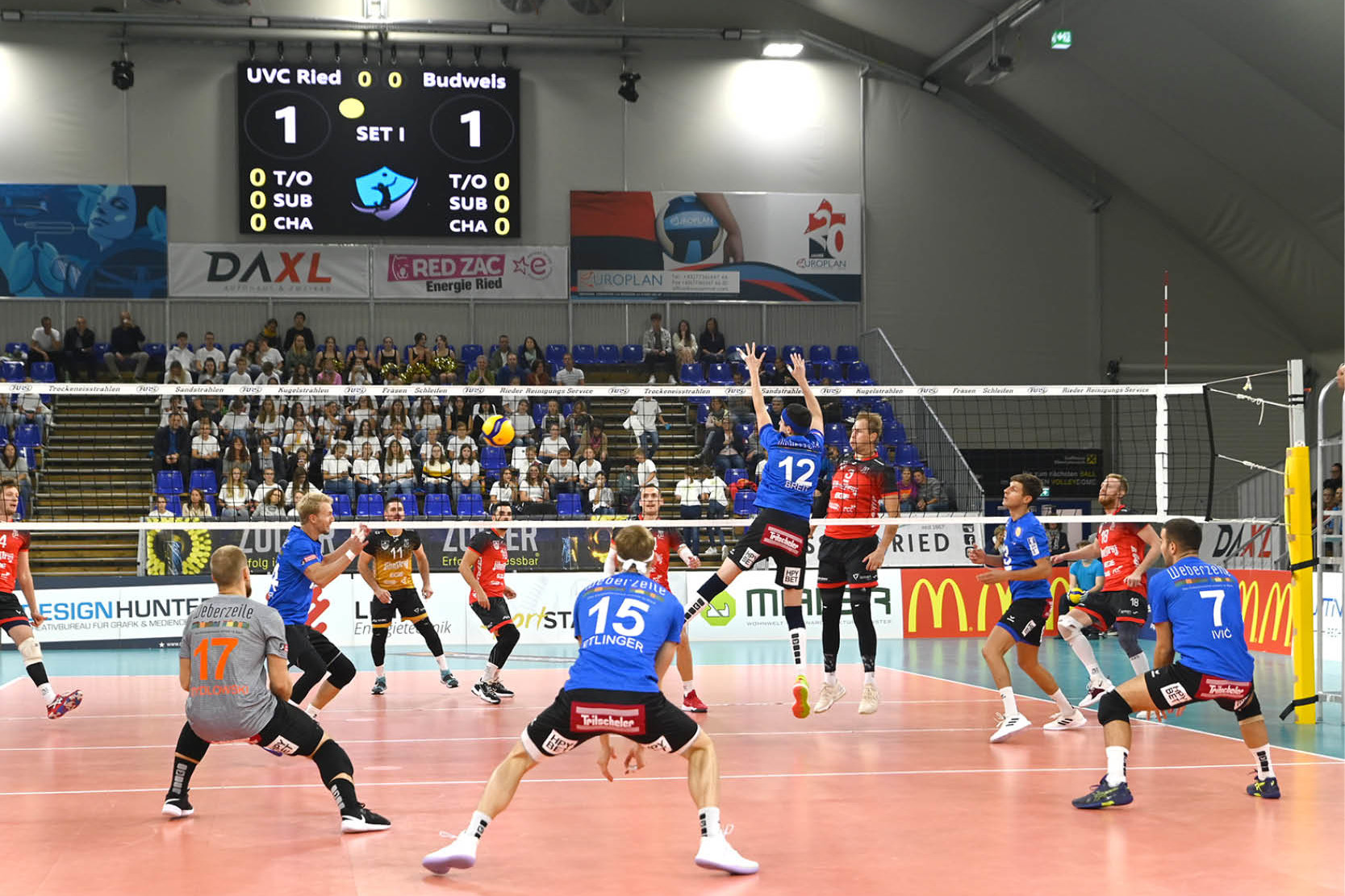 Volleyball Spiel in der neuen Halle