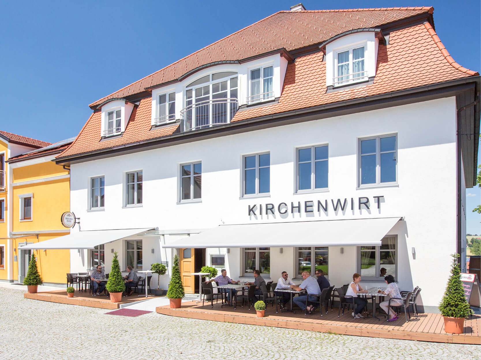 Gasthaus mit Sonnenschutz von Tritscheler