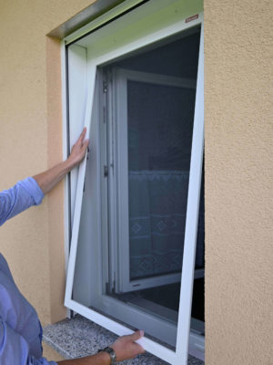 Insektengitter Spannrahmen einhängen