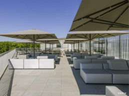 Außenbereich Bar mit Sonnenschirmen